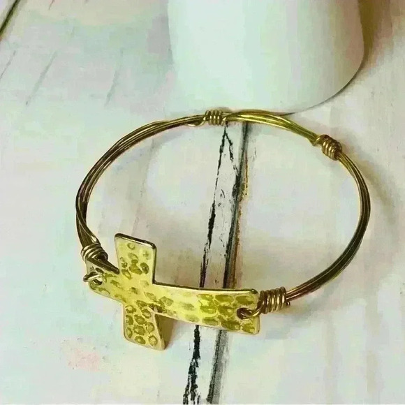 Fashion Jewelry Bangle Bracelet with hammered gold look cross - Picture 2 of 2